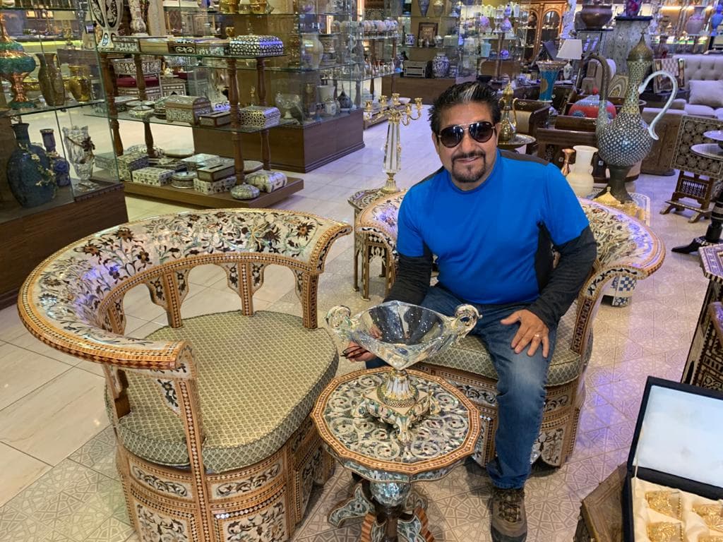 Y hasta se dej贸 conquistar de los muebles aut贸ctonos y muy particulares de esa parte del mundo.