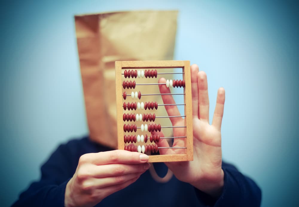 En numerología cada letra tiene un valor específico. Para poder descubrir cuál es el número oculto que pertenece a tu nombre, debes escribir tu nombre y luego sumar los valores de cada letra como aparecen a continuación.