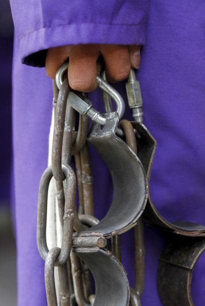 Mientras recorren los escenarios de la Pasión del Señor.