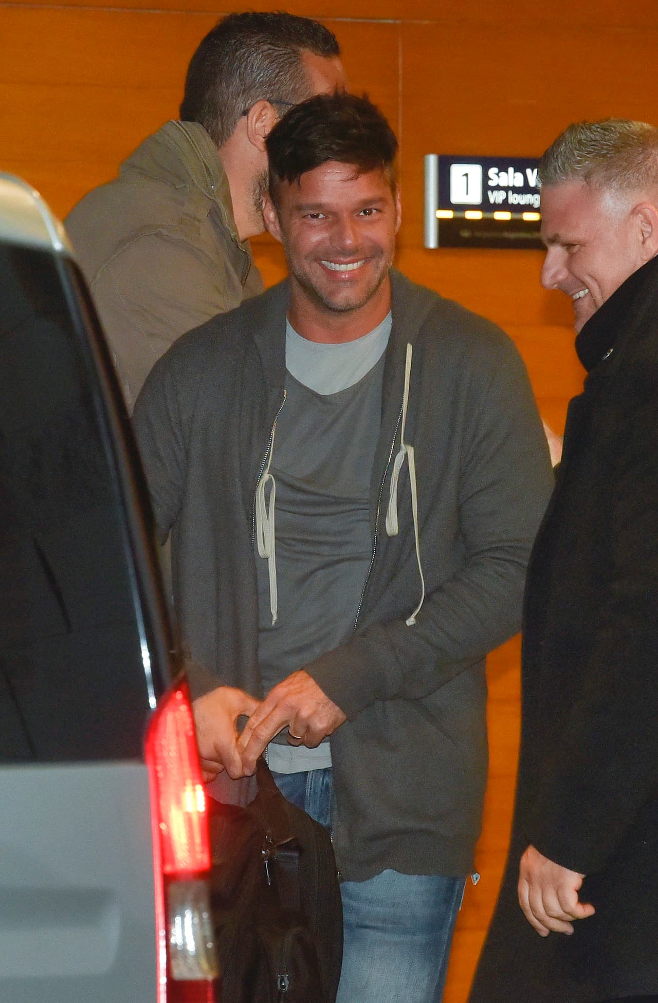 Nada iba a quitarle el buen humor a nuestro cantante consentido.