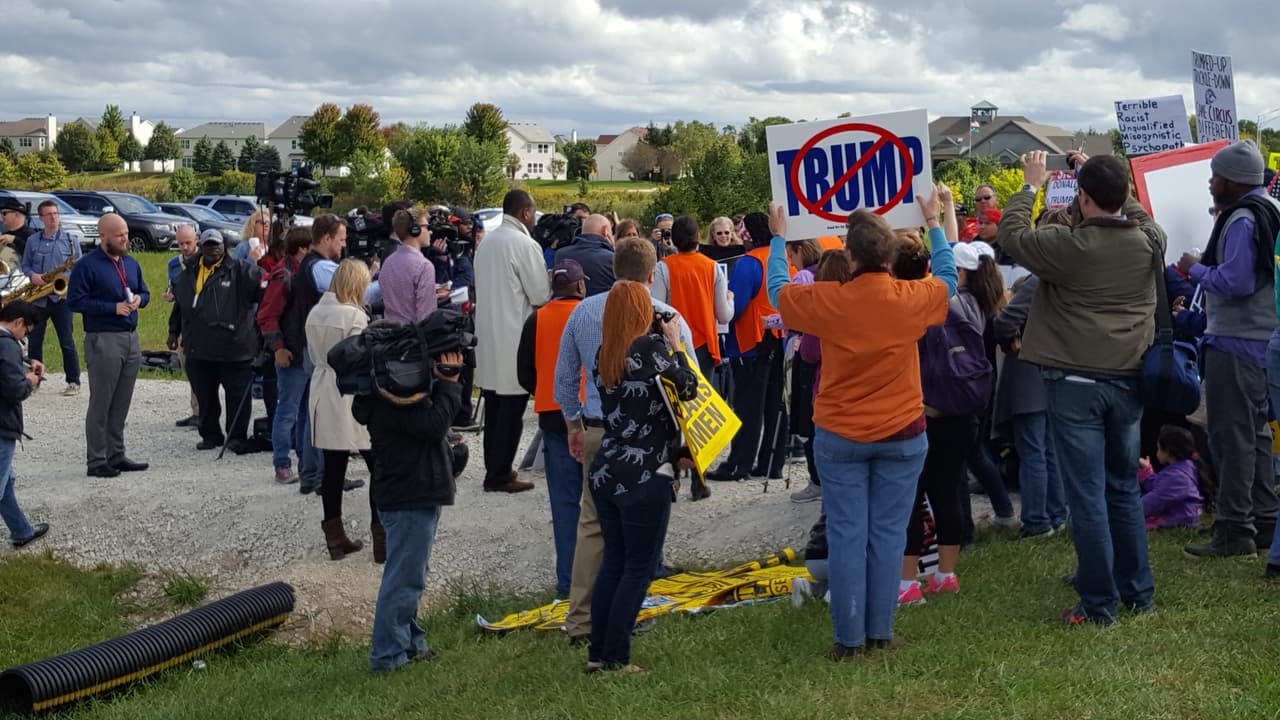 En un mensaje en su sitio de Internet, la organización manifestó que la invitación de parte del alcalde Roger Claar al candidato republicano era un insulto para la comunidad.