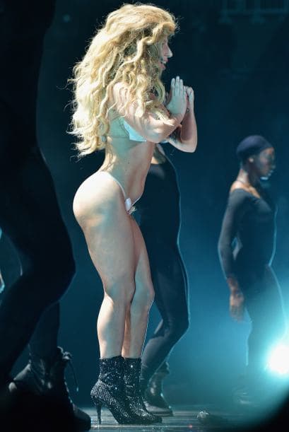 Pero la realidad era otra... en los MTV VMA 2013, la exótica cantante lució un cuerpo con más curvas y hasta le vimos algo de celulitis.
