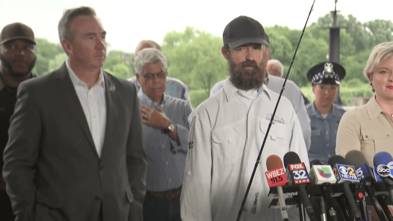 El 
<a href="https://www.univision.com/local/chicago-wgbo/intensifican-la-busqueda-del-caiman-en-la-laguna-de-humboldt-park">experto</a> de Florida, Robb, explicó que usó una caña de pescar para capturarlo.