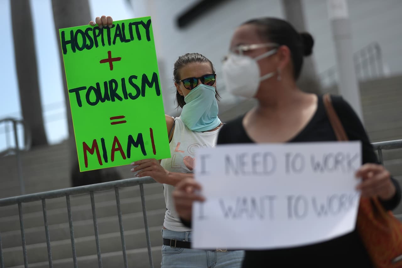 De acuerdo con las nuevas órdenes del condado Miami-Dade, los restaurantes solo pueden atender en espacios al aire libre y con pedidos para recoger o llevar a los domicilios. Tienen que mantener sus comedores interiores cerrados.