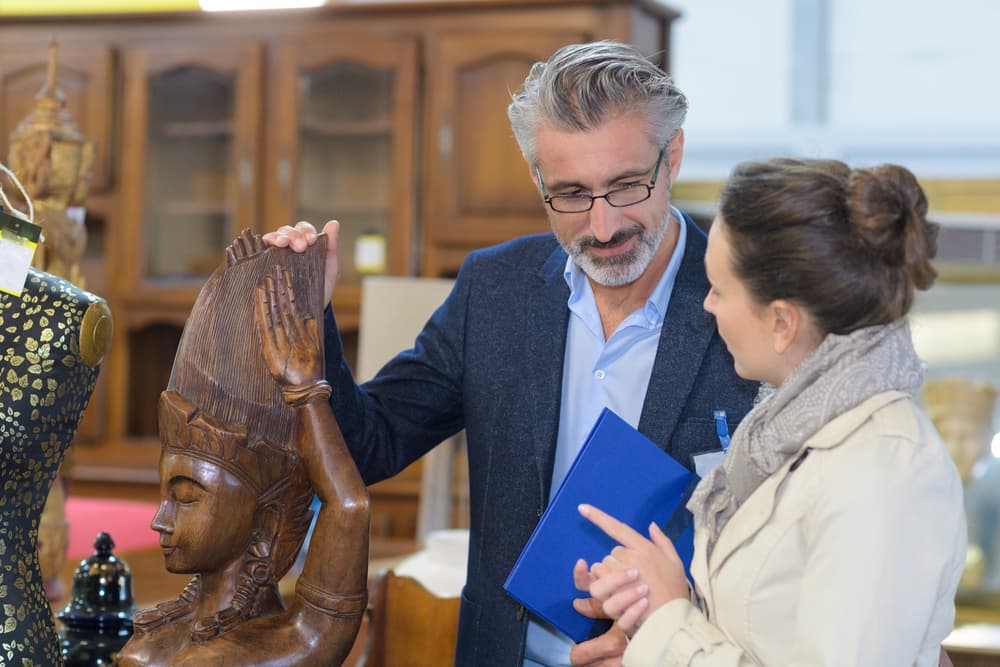 Son coleccionistas de arte, personas de gran importancia dentro del mundo artístico, canto, espectáculos, artes.
<br>