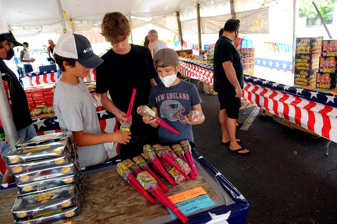 <b>Otro protagonista importado</b>
<br>
<br>Cerca de 319 millones de dólares se gastan cada año en fuegos artificiales importados, el 95% de China.
<br>
<br>En la fotografía un grupo de jóvenes compra fuegos artificiales en una venta en Orlando, Florida.
<br>
<br>Cada localidad tiene sus regulaciones particulares en cuanto al uso de estos artículos. “Encender cualquier cosa más grande que una bengala con el propósito de montar un espectáculo sin un permiso es un delito menor en Florida. Puede enfrentar una multa de hasta 1,000 dólares y un año de cárcel”,
<a href="https://orlandolocal.com/do-you-know-florida-fireworks-laws/"><u>se lee en el portal orlandolocal.com</u></a>.
<br>
<br>