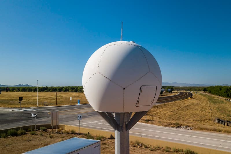 Esta nueva tecnología tiene sensores que trabajan con un radar meteorológico en una torre de 20 pies en la I-10 y la Ruta Estatal 87. 
<br>