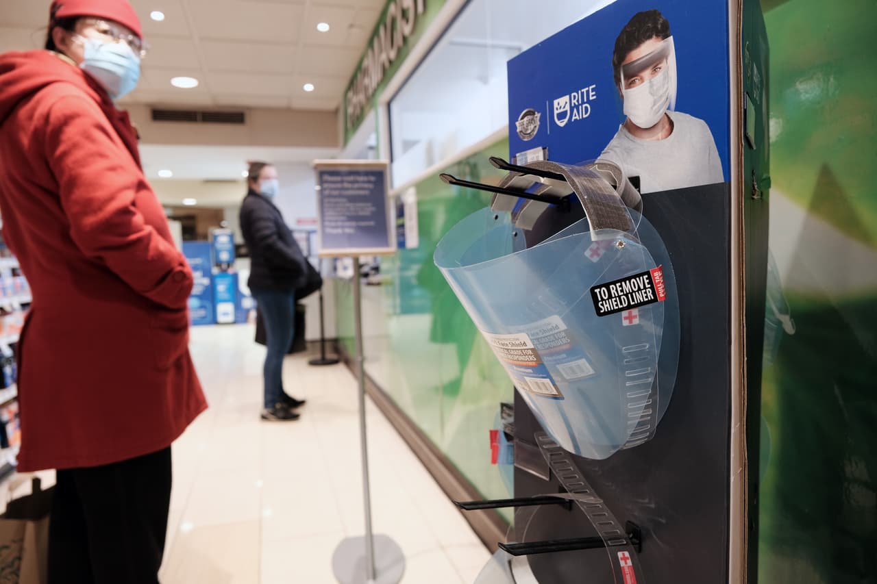 En algunos hospitales, como en el Bronx, 
<a href="https://www.univision.com/local/nueva-york-wxtv/denuncian-escasez-de-personal-en-algunos-hospitales-de-el-bronx-enfermeras-exigen-soluciones-video" target="_blank">trabajadores han denunciado deficiencias de insumos y personal</a>.