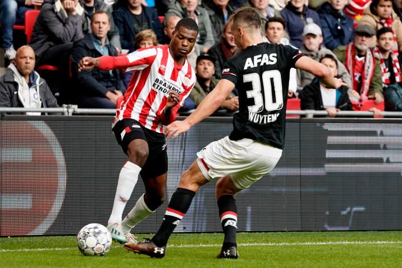 El AZ Alkmaar golea al PSV de Erick Gutierrez 4-0 en casa.