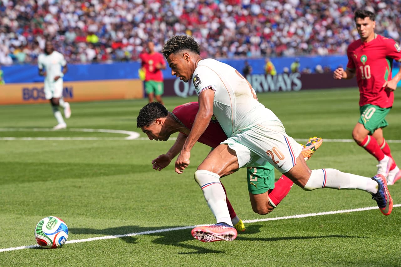 Desire Doue comete una falta al intentar quitarle el balón a Achraf Hakimi.