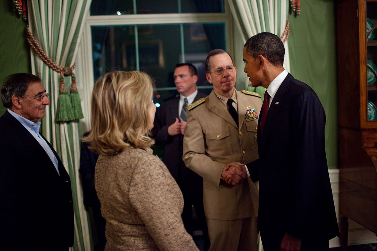 Obama se da la mano con el almirante Mike Mullen, presidente del Estado Mayor Conjunto, luego de su declaración que detalló la misión contra Osama Bin Laden. El director de la CIA, Leon Panetta, y la secretaria de estado Hillary Clinton a la izquierda del presidente.