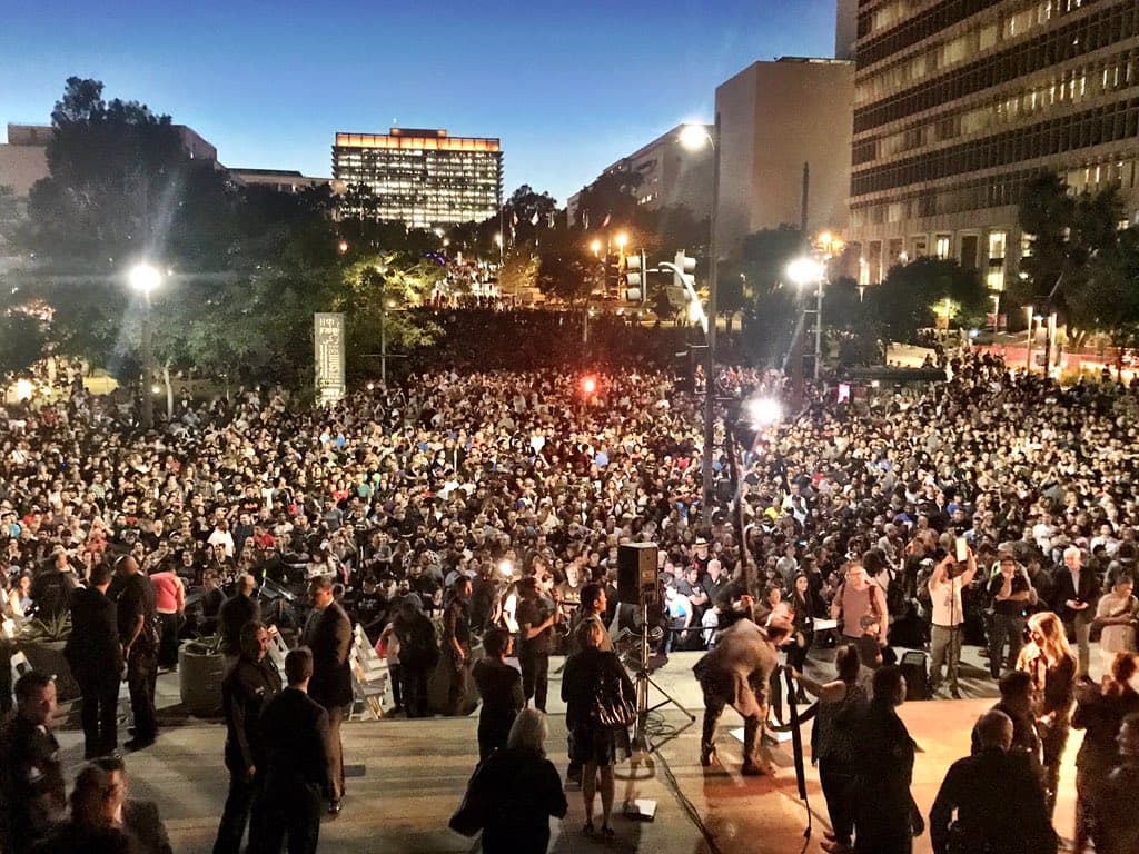 Asistentes a la ceremonia en tributo al actor Adam West.