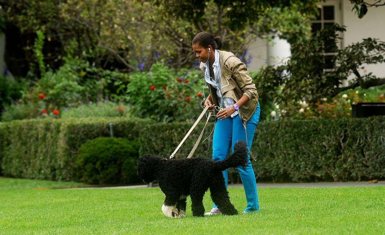 Pasear los perros fue también siempre una excusa de Michelle Obama para tener un poco de tiempo con ella misma, aunque los medios siempre estuvieran merodeando y la retrataran en sus looks informales como ocurrió en 2009 con este look de pantalones azules.