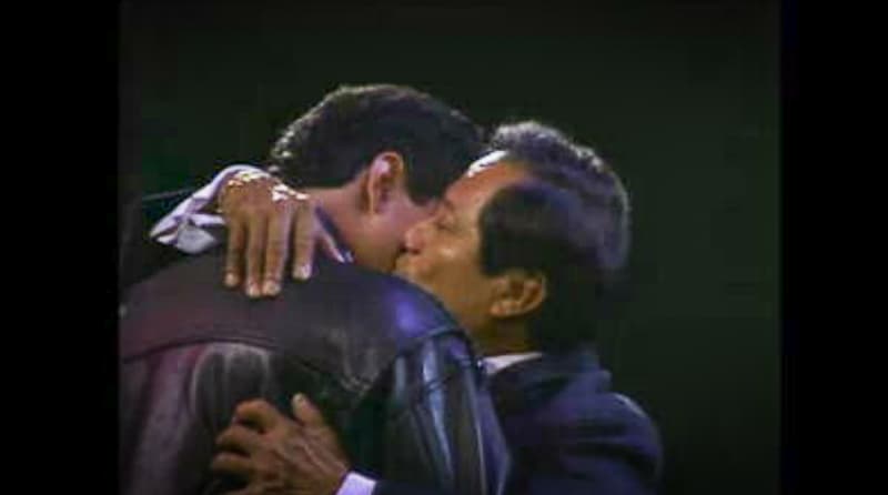 Cuando terminó su participación, Manzanero corrió al escenario para darle un beso y un abrazo a su hijo.