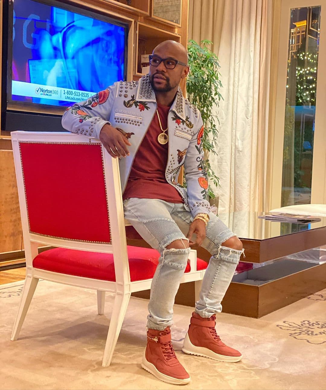 Juvenil, pero que se vea que el dinero no es problema. Listo para salir de fiesta en viernes.