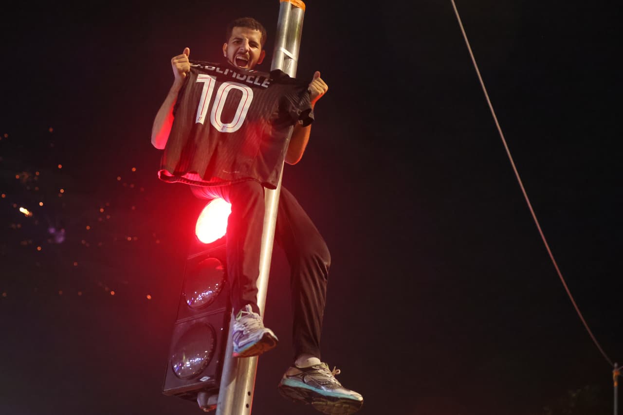 La euforia por el título llevó a un seguidor del PSG a escalar un poste en las calles de París durante los festejos por la victoria sobre el Arsenal.