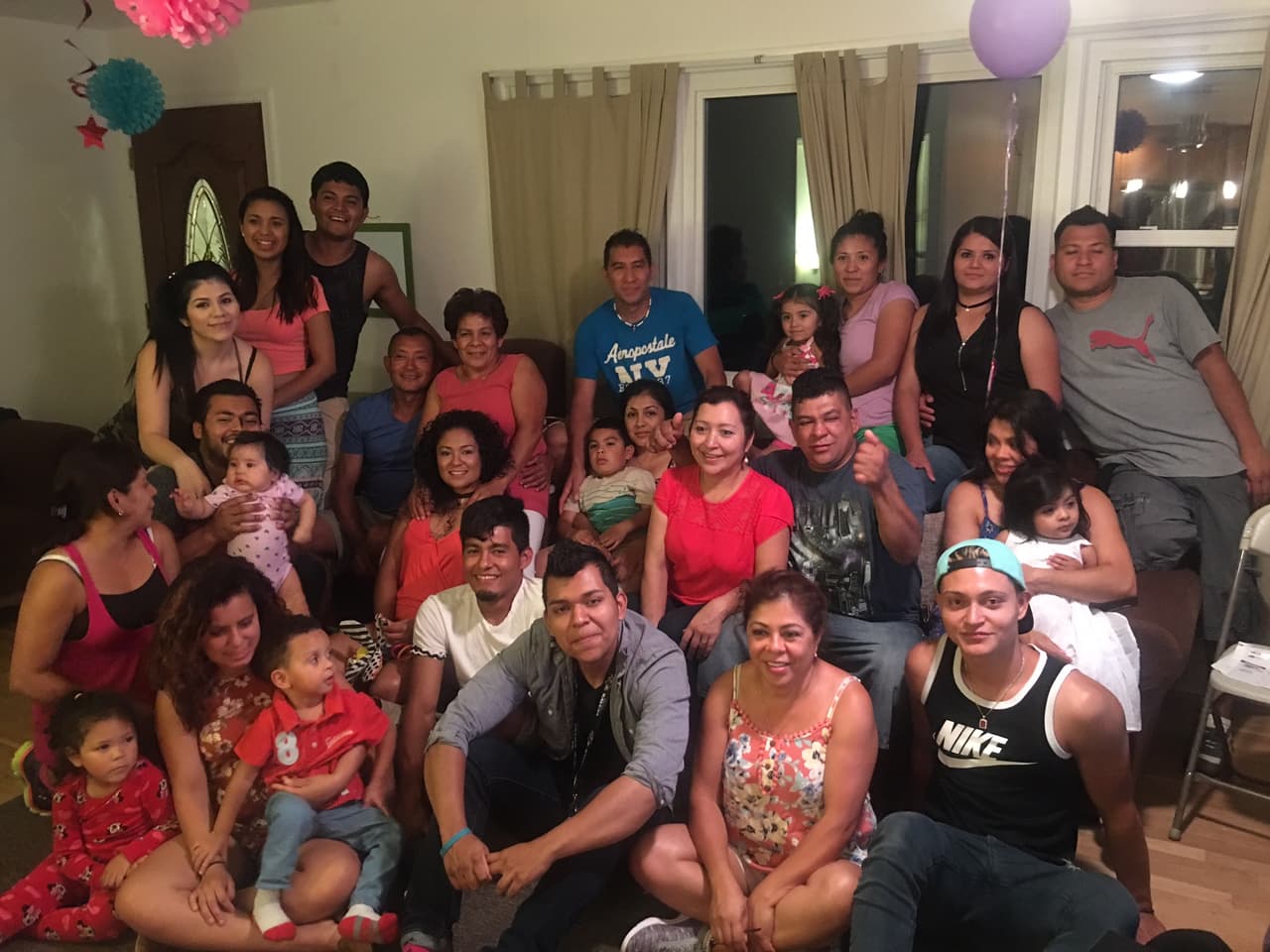 La familia Claros-Saravia reunida durante la celebración del día de Acción de Gracias de 2016.