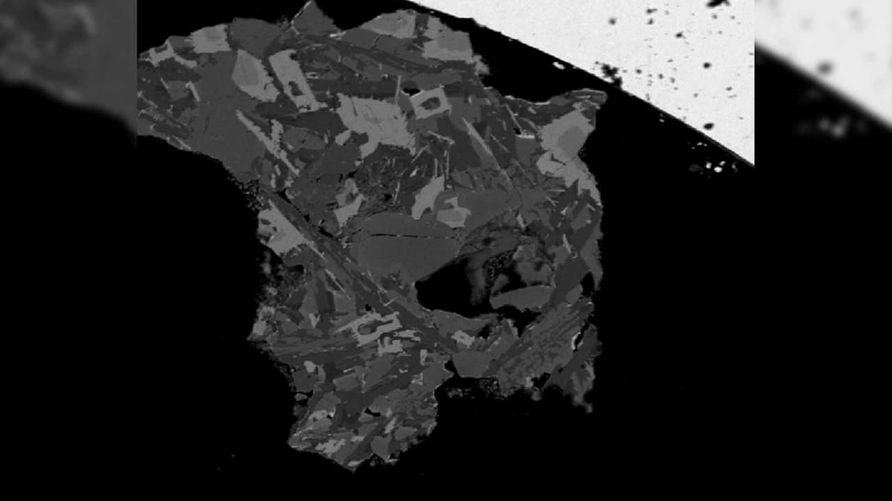 “Nunca pensé que iba a trabajar en algo así, pero estoy muy contenta porque mi familia está muy orgullosa de mi y además me apoya para seguir adelante con este proyecto”.Esta foto es una muestra del polvo lunar donde se tienen 58 micrones a escala.