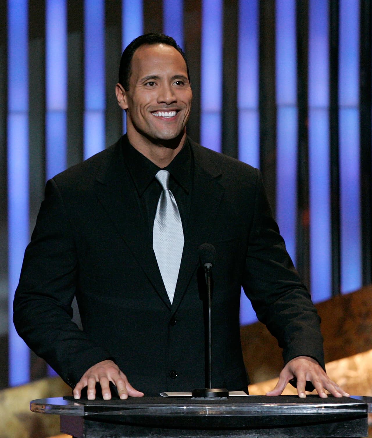 Gracias al internet, podemos regresar al pasado cuando La Roca tenía pelo.
<br>