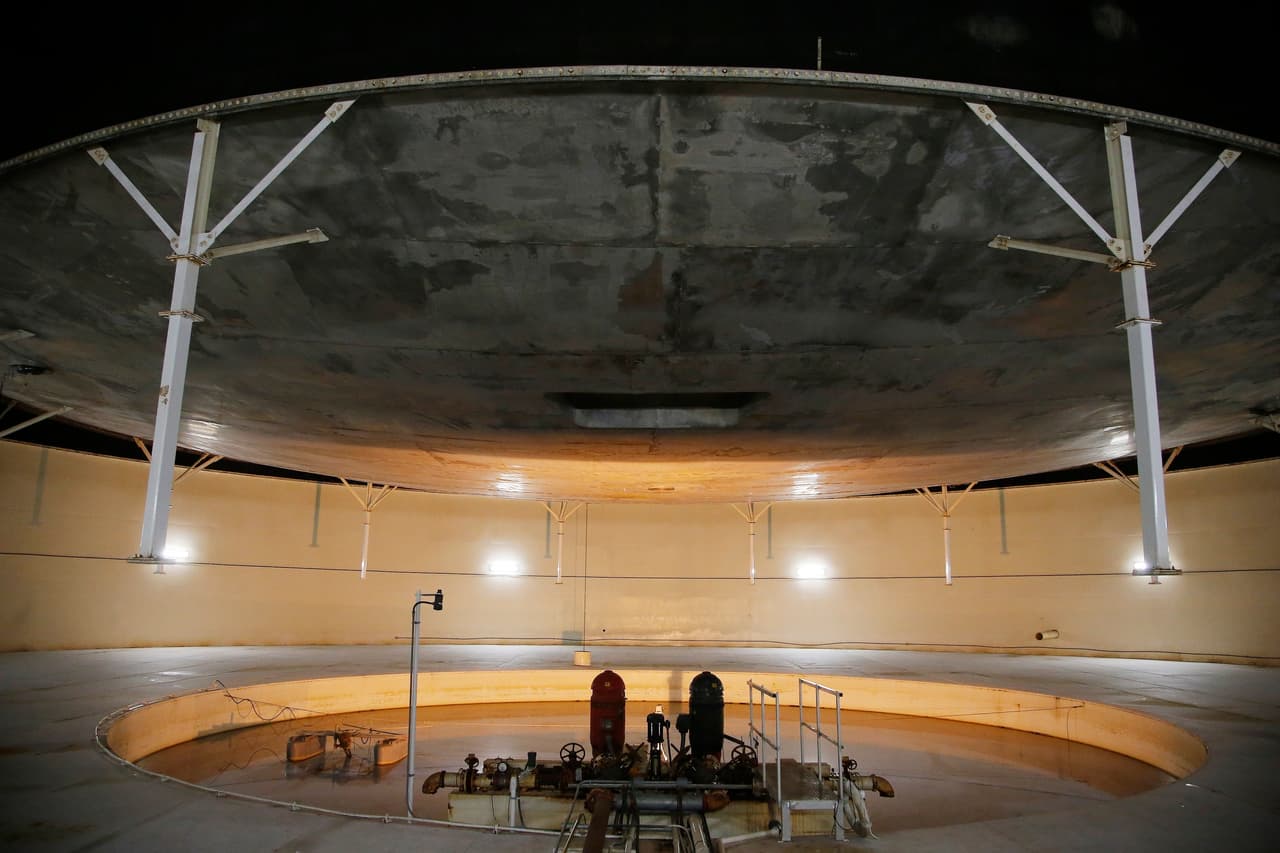 Esta foto muestra el interior de pulmón sur, una de las dos grandes cúpulas sobre el suelo que contienen los "pulmones" de la biosfera o enormes cámaras que regulan la presión del aire dentro de los edificios de vidrio en Biosphere 2 en Oracle, Arizona. Gracias a estos arriesgados experimentos, Biosphere 2 se convirtió en uno de los centros de investigaciones ambientales más grandes del mundo y en un punto de referencia para los estudios sobre el cambio climático global.