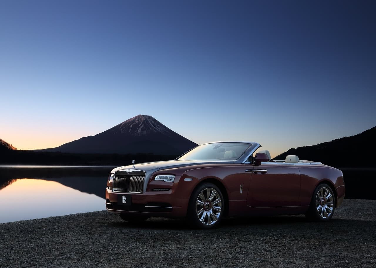 Bajo el capó, se encuentra un motor V12 de 6.6 litros con el que entrega 563 caballos de fuerza y 575 lb-pie de torque. Esta joya sobre ruedas está valorada en al menos 360,000 dólares.