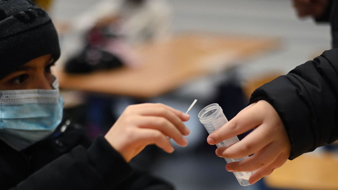 Estudiantes de LAUSD deberán presentar prueba negativa de coronavirus para regresar a las aulas