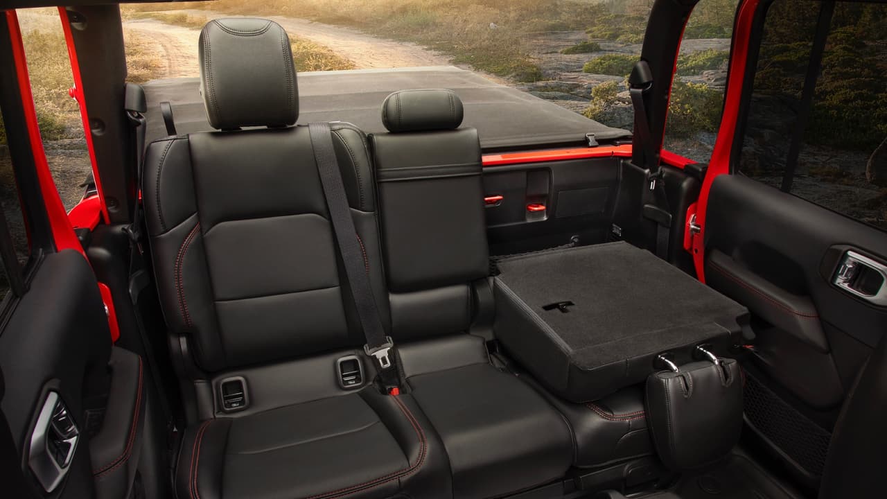 Los asientos son plegables para facilitar el acceso y colocación de objetos en la parte trasera.