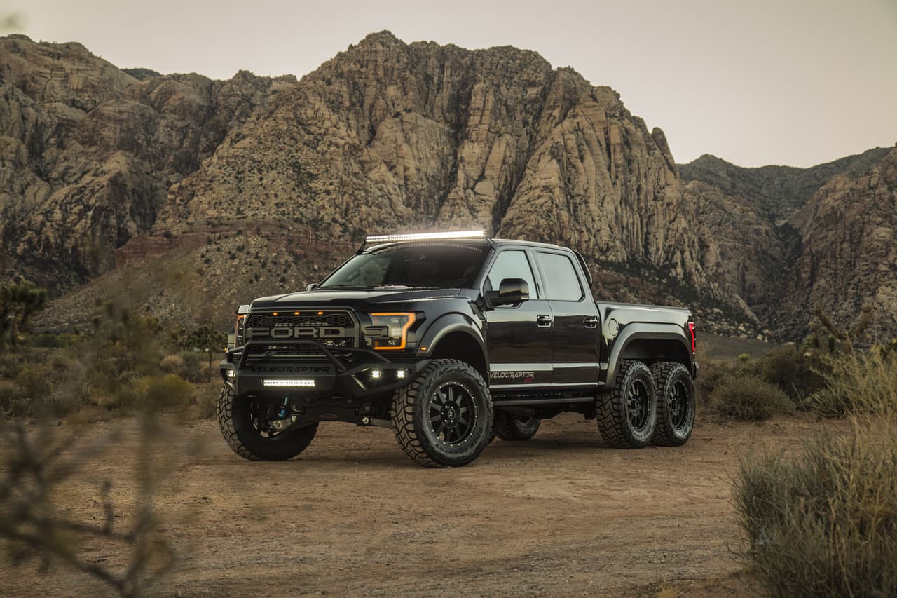 <b>Hennessey VelociRaptor 6x6</b>
<br>Llama la atención la incorporación de barras de LED’s para iluminación auxiliar. Por 22,000 dólares adicionales se puede solicitar un sistema de frenos Brembo de seis pinzas.