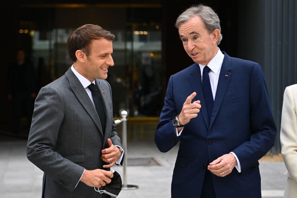 "La pandemia de covid-19 ha sacado a la luz la codicia y las oportunidades económicas y políticas que han convertido estas desigualdades extremas en un instrumento de violencia económica", explica Bucher. "Tras años de investigación y de campañas, Oxfam ha llegado a esta conclusión, estremecedora e incontestable", añade. En la lista de los más ricos también está 
<b>Bernard Arnault</b>, presidente de LVMH, en la foto con el presidente francés Emmanuel Macron.