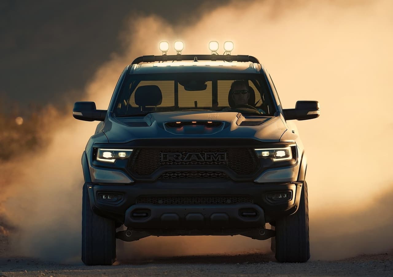 <h3 class="cms-H3-H3"><b>Ram 1500 TRX 2021</b></h3>
<br>
<br>Arrancamos la lista con uno de los pesos pesados del año, la Ram 1500 TRX, que se posiciona como la pickup deportiva más poderosa de todos los tiempos
<b>,</b> pues monta un motor V8 Hemi Supercargado de 6.2 litros, similar al del Dodge Challenger y Charger Hellcat, con el que produce 702 caballos de fuerza y 650 lb-pie de torque. Su objetivo es destronar a la gran Ford F-150 Raptor, que hasta ahora se ha mantenido como la reina del segmento… y vaya que tiene los suficientes atributos para lograrlo. Las primeras unidades de esta pickup llegarán a los concesionarios de Estados Unidos a finales de 2020 con una etiqueta inicial de 69,995 dólares.