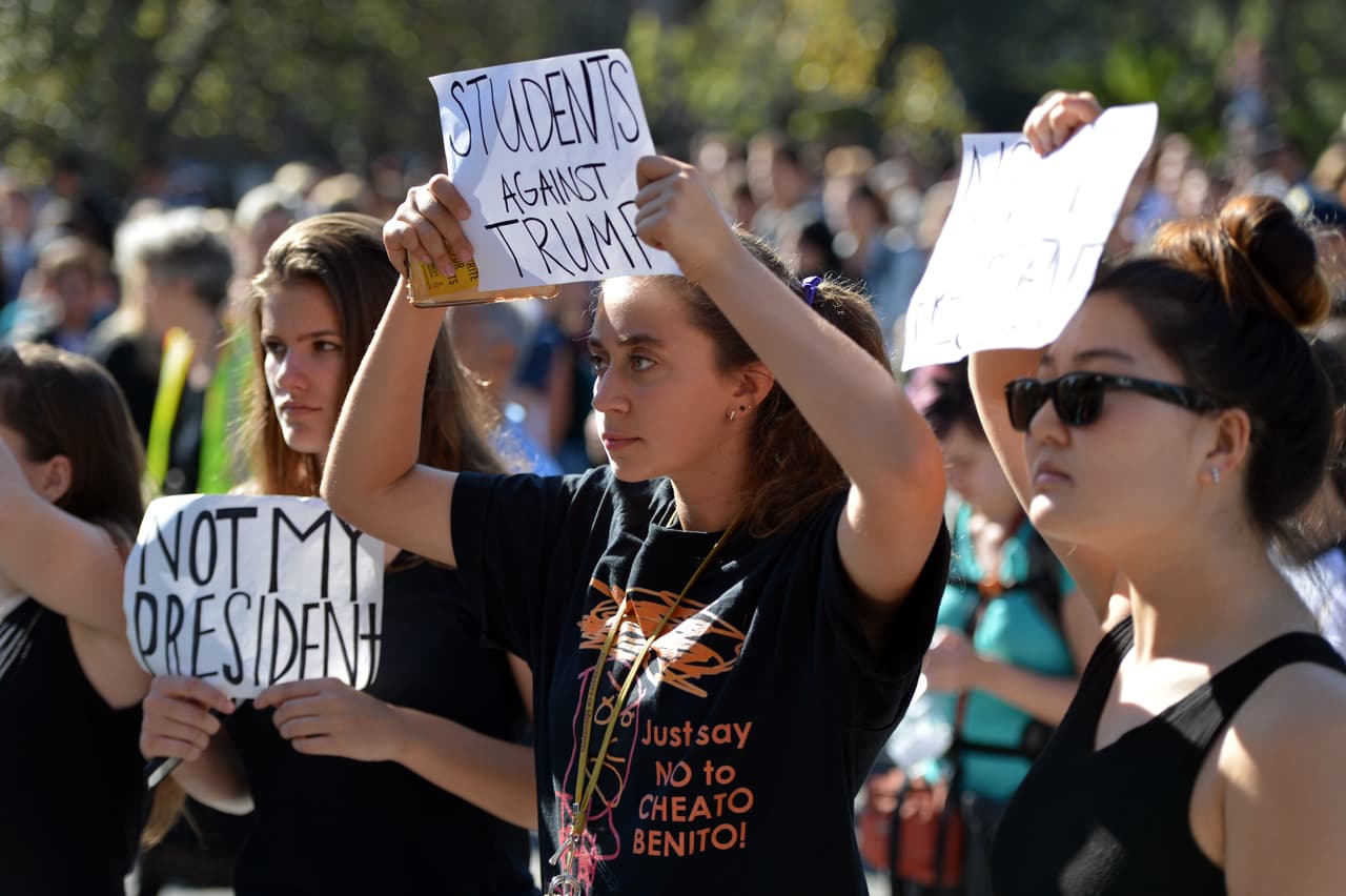 "Estudiantes contra Trump", se leyó en las pancartas de quienes protestaron en Berkeley, California.