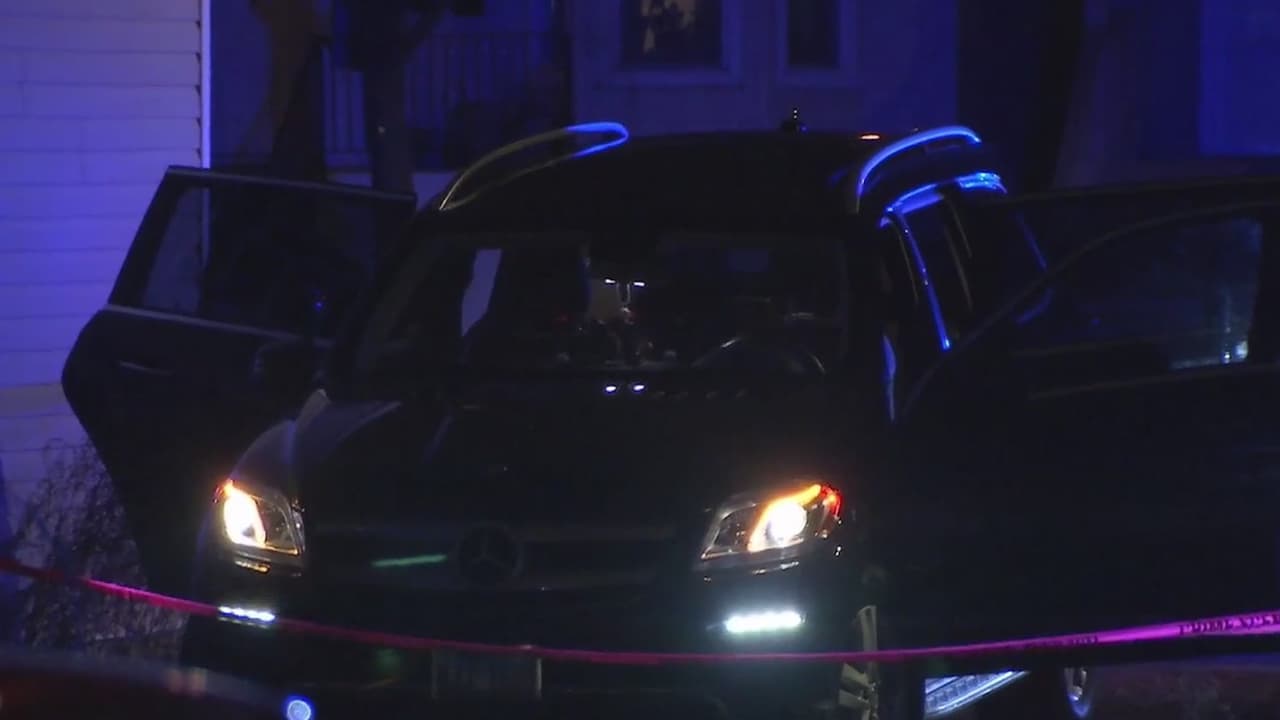 En la escena encontraron a la niña de tres años de edad, quien aún seguía dentro del vehículo.