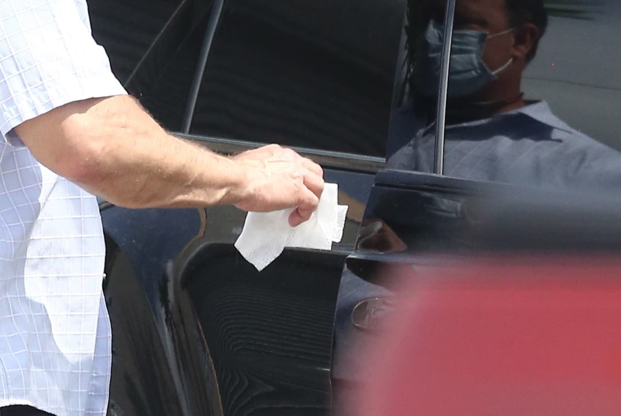 En caso de que le diera con abrir la puerta, su asistente se encargó de que todo estuviera desinfectado.