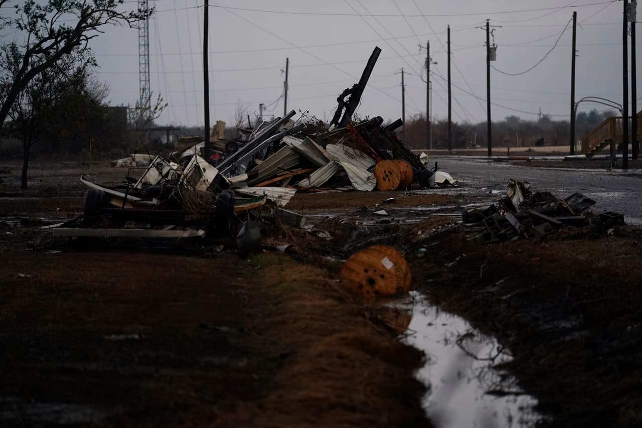 “Se puede conseguir otra casa y otro auto, pero no otra vida”, dijo a la agencia AP Hilton Stroder, mientras él y su esposa protegían las ventanas antes de evacuar de su vivienda en Abbeville. Esta ciudad está a unas 90 millas al este de Camerón, Louisiana, donde se tomó esta fotografía un día antes de la llegada de Delta.