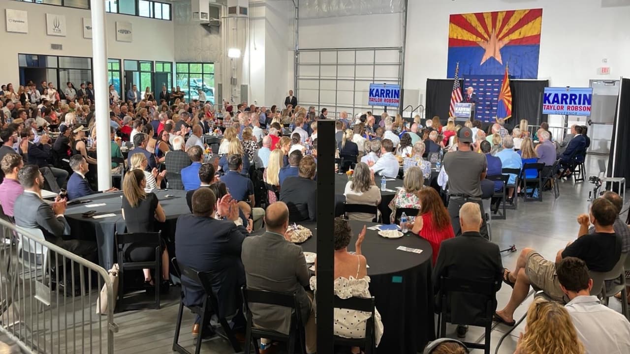 El expresidente Mike Pence se congregó con republicanos en Phoenix para hacer campaña a favor de Karrin Taylor Robson luego de decir que estaba “muy impresionado” después de reunirse con la candidata republicana a gobernadora, que cuenta con el apoyo de Doug Ducey.