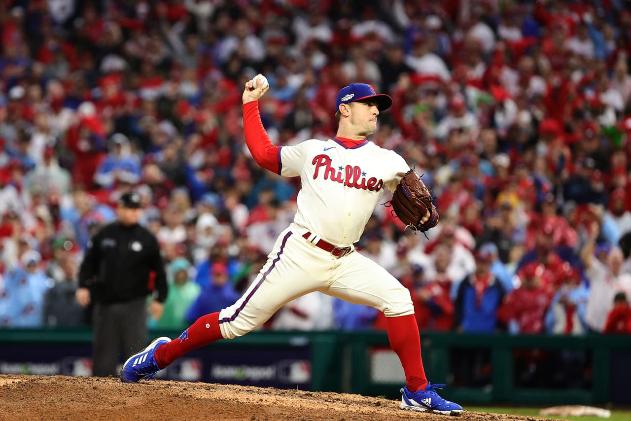 David Robertson #30 lanza durante la novena entrada contra los Padres de San Diego.