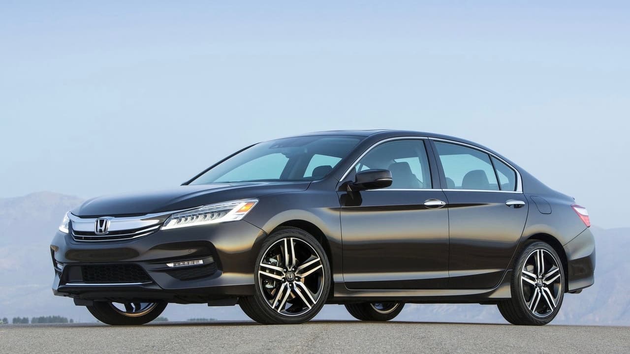 <h3 class="cms-h3-H3">9. Honda Accord</h3>
<br>Las unidades usadas del popular mediano de Honda permanecen 
<b>35.5 días </b>en los concesionarios antes de ser vendidas. El Honda Accord es uno de los sedanes familiares favoritos de los que aún no están listos para dar el salto a las SUV.
