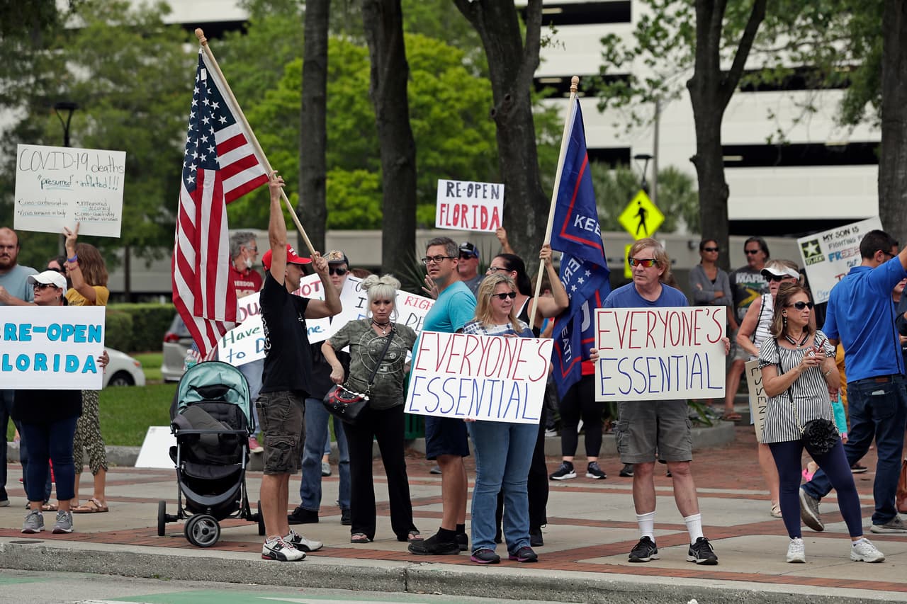 Manifestantes demandan la reapertura de empresas y el gobierno de Florida. Los ciudadanos se juntaron en el centro de Orlando, Florida, el viernes 17 de abril de 2020.