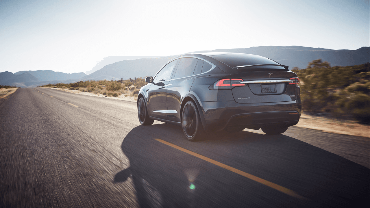 Su aceleración es increíble, más que la de cualquier auto deportivo. Logra el 0 a 60 mph en 2.9 segundos. 
<b>La Tesla Model X</b> tiene un precio base de 138,800 dólares.