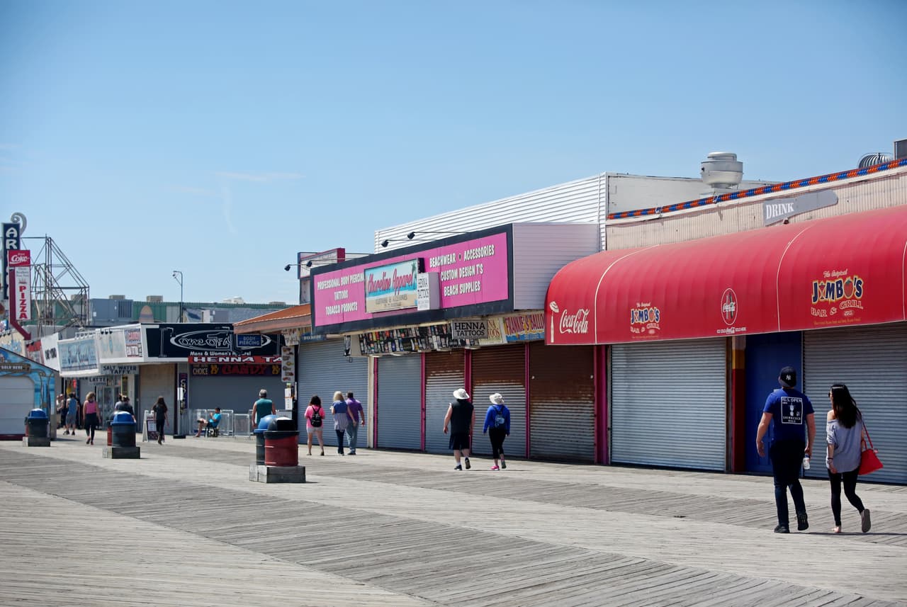 El gobernador de Nueva Jersey, Phil Murphy, dijo que está dispuesto y listo para traer de vuelta las reglas de distanciamiento social si comienza a ver un pico en los casos en los estados. "Si tenemos que tirar de los frenos, lo haremos".