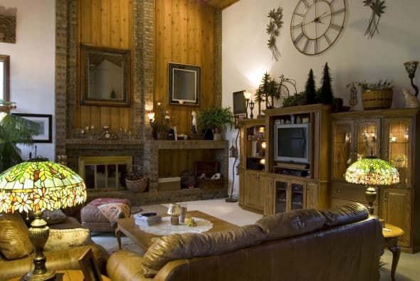 6) Ilumina los ambientes. Murphy también sugiere para un perfecto estilo vintage, considerar artefactos de luz en colores crema y bronce envejecido o con acabados de latón antiguo.