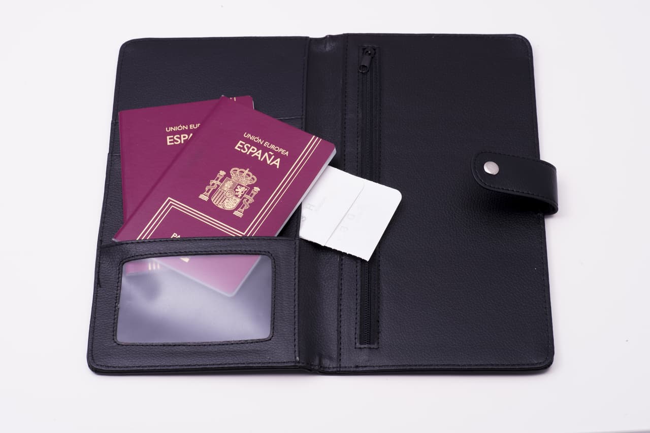 <b>No traer tu documentación lista</b>
<br>Un pequeño bolso de mano o mochila sencilla donde estén todos tus papeles como pasaporte, visa y pase de abordar, serán necesarios. Los tendrás que mostrar en más de una ocasión antes de abordar y debes de estar preparado para acreditar, en cualquier momento, que eres un turista. Perder tu documentación entre todo tu equipaje te retrasará a ti y al resto de los pasajeros.