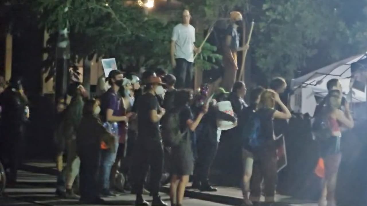 Por el momento no se ha informado el número exacto de personas que fueron detenidas, pero se sabe que había por lo menos 70 en un campamento en las instalaciones del campus, y más de 300 en los alrededores de la protesta.