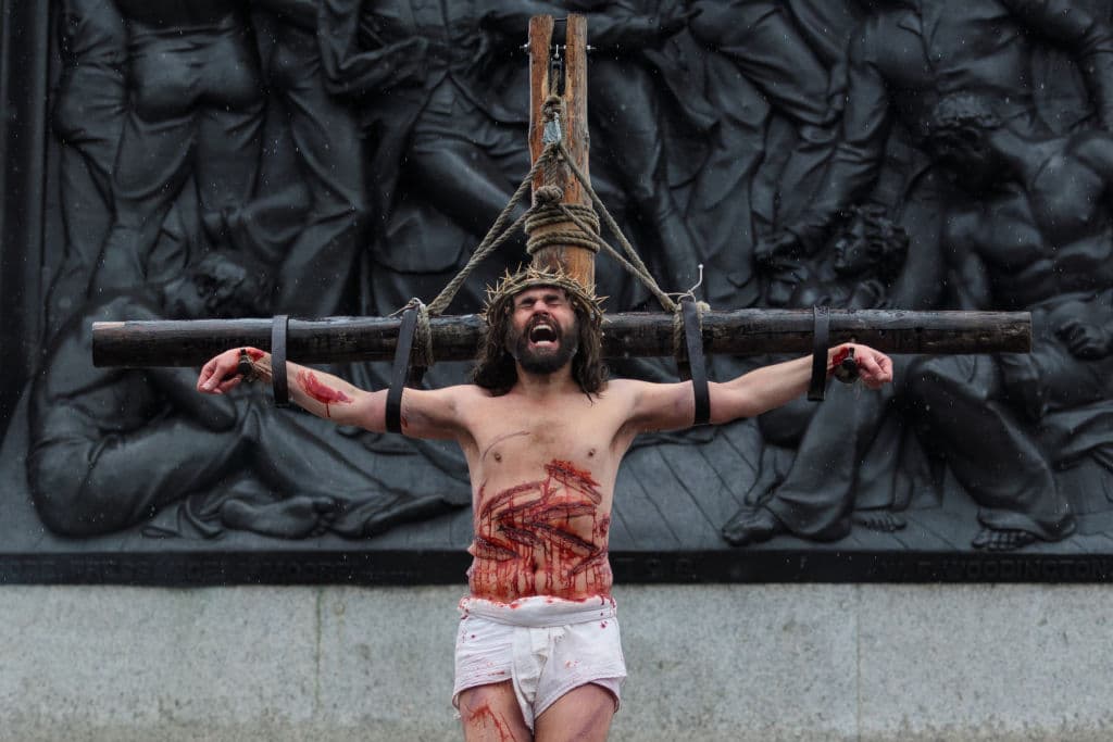 El actor que representa a Jesús grita al ser crucificado en la plaza Trafalgar de Londres, en Viernes Santo.