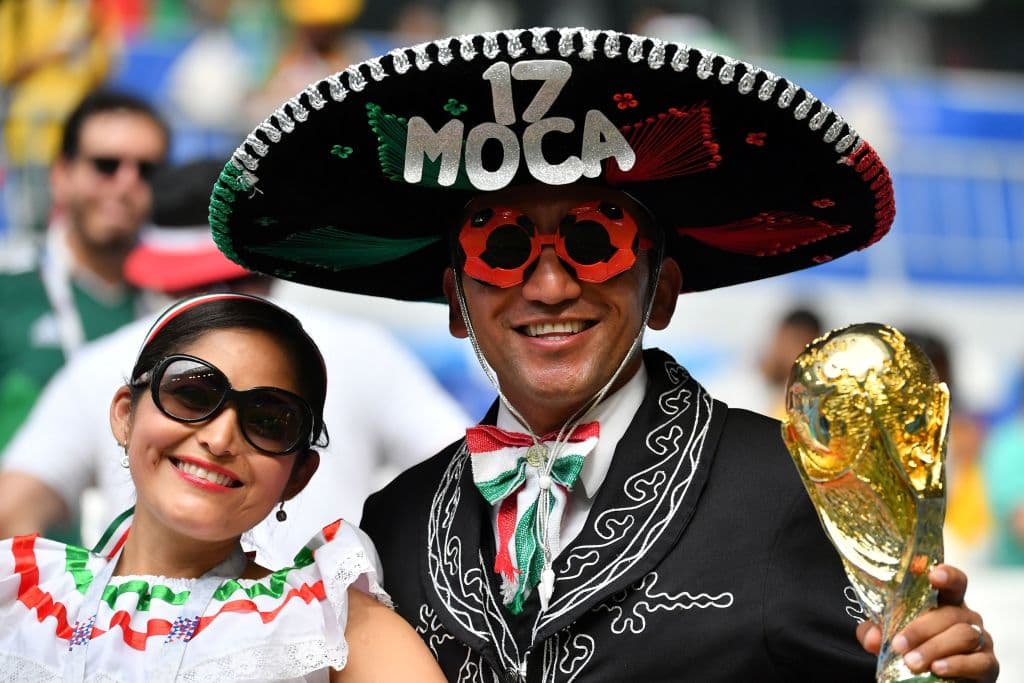 El colorido de los fanáticos de México y Brasil hace parte de una fiesta que se enciende en el Samara Arena en medio del partido de octavos de final entre ambos equipos en el Mundial Rusia 2018.