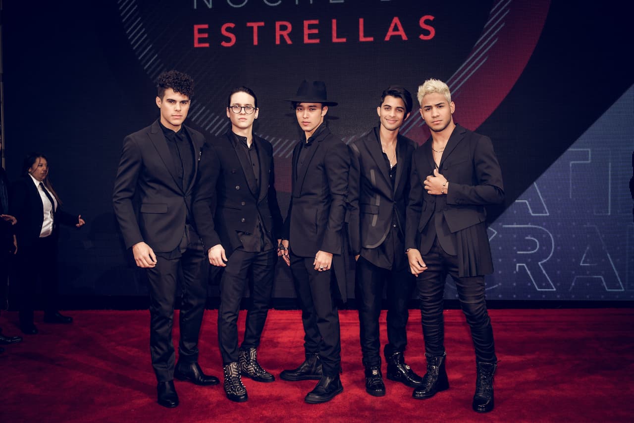Los integrantes de CNCO fueron vestidos totalmente de negro y en diferentes estilos.
