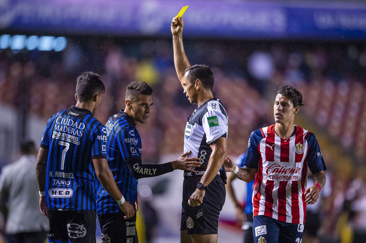 Jonathan Dos Santos es el héroe de la noche, ya que su solitario gol le da un valioso triunfo a Querétaro 1-0 sobre las Chivas.