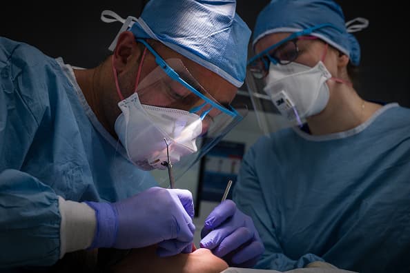 “Desde antes de tener esta situación del
<a href="https://www.univision.com/temas/coronavirus">coronavirus</a>, nosotros sabemos que estamos expuestos a muchos patógenos y nosotros hemos sido bien siempre bien consciente como profesionales de la salud en el manejo del control de la infección”, añade.