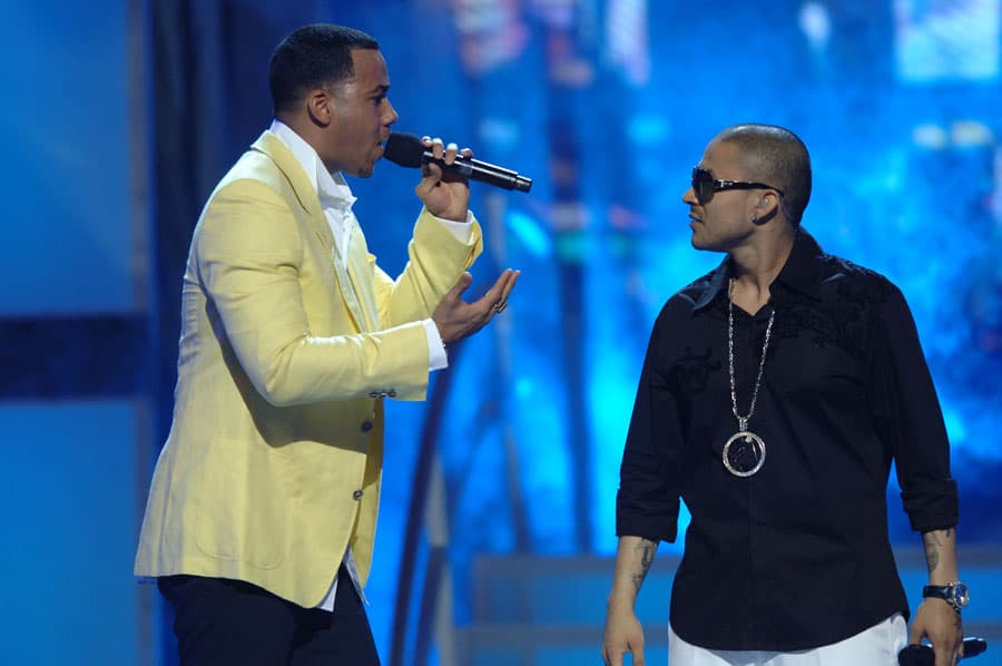 Por su duro trabajo, Aventura ganó el premio al Grupo Tropical del Año. Animaron la noche con dos de sus éxitos ' Un beso' y 'Los infieles', esta última llegó al puesto número 33 del chart de Billboard en Estados Unidos.