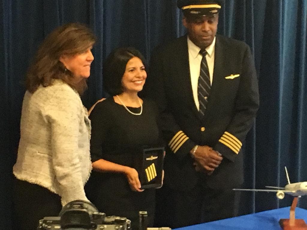 Convertirse en piloto requiere de un esfuerzo individual muy pero muy grande, Claudia confiesa que ella jamas podria haber conseguido su meta sin el apoyo de sus padres. "Los paseos de nosotros eran al aeropuerto de Newark, a mirar aterrizar y subir los aviones.